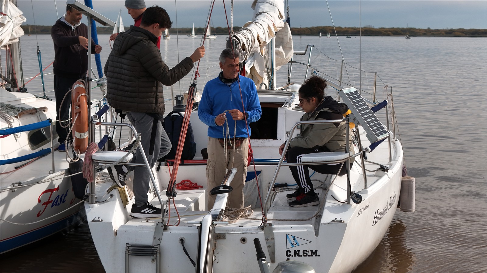 Velero durante una práctica de Timonel de Yate